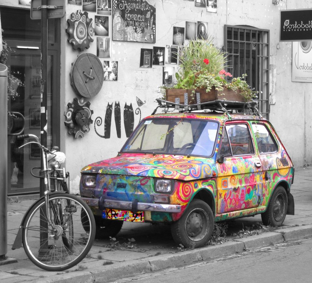 bunt bemaltes auto 1920x1744 1 1024x930