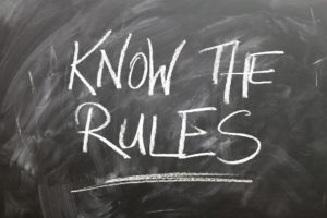 Schriftzug in Kreide auf Tafel: Know the rules