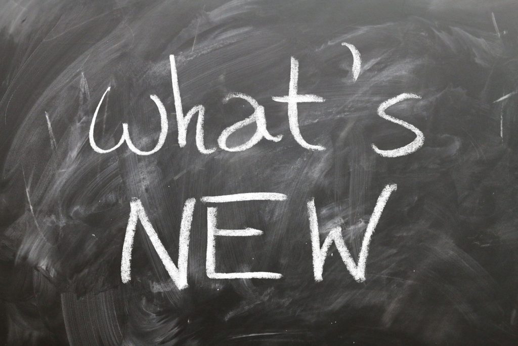 Eine Tafel, auf der mit Kreide "What`s new" steht.